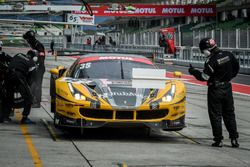 Arrêt aux stands de la #35 HubAuto Racing, Ferrari 488 GT3: Morris Chen, Hiroki Yoshimoto, Shinya Hosokawa, Hiroki Yoshida