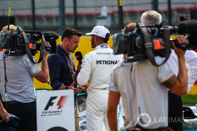 Polesitter Lewis Hamilton, Mercedes AMG F1 talks, Will Buxton, NBC TV Presenter