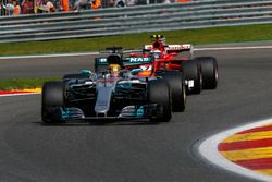 Lewis Hamilton, Mercedes-Benz F1 W08 et Sebastian Vettel, Ferrari SF70H