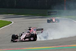 Серхио Перес, Sahara Force India F1 VJM10, и Стоффель Вандорн, McLaren MCL32