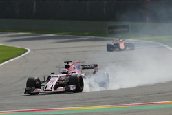 Sergio Perez, Sahara Force India F1 VJM10, avec une crevaison devant Stoffel Vandoorne, McLaren MCL32