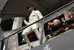 Il vincitore della gara Lewis Hamilton, Mercedes AMG F1 festeggia sul podio