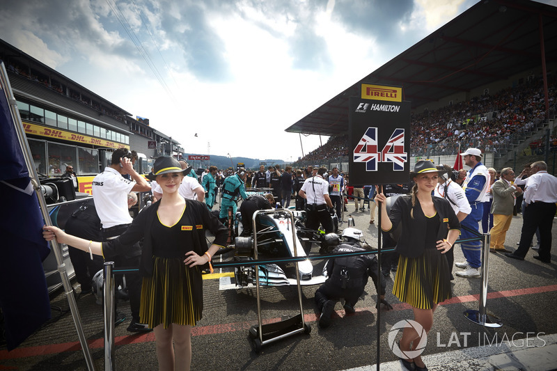 Chicas de la parrilla con Lewis Hamilton, Mercedes AMG F1