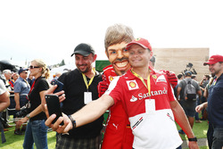 I fan scattano delle foto con una caricatura di Sebastian Vettel, Ferrari