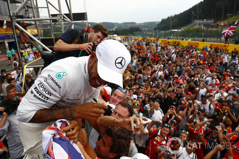 Winnaar Lewis Hamilton, Mercedes AMG F1 viert met de fans