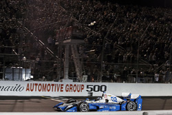 Josef Newgarden, Team Penske Chevrolet takes the checkered flag