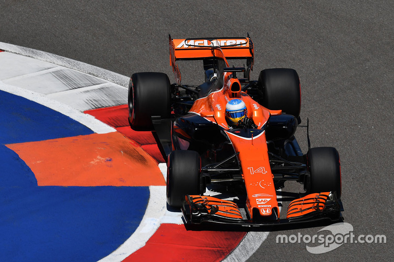 Fernando Alonso viveu mais um dia difícil com a McLaren e vai largar na 15ª posição.