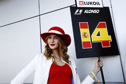 Une Grid Girl tient le panneau de Fernando Alonso