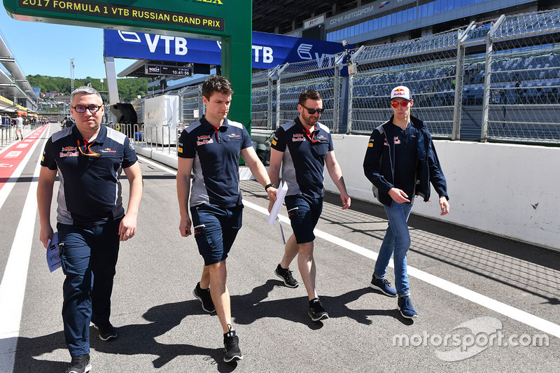 Daniil Kvyat, Scuderia Toro Rosso berjalan di trek