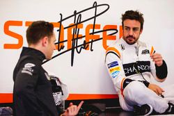 Stoffel Vandoorne, McLaren, talks to Fernando Alonso, McLaren