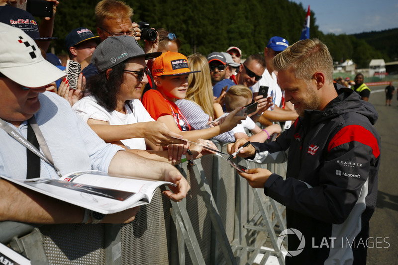 Kevin Magnussen, Haas F1 Team, firma de autógrafos para los aficionados