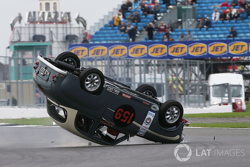 Авария: фронтмен группы AC/DC Брайан Джонсон, Austin A35