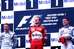 Podium: Racewinnaar Rubens Barrichello, Ferrari F1 2000, tweede plaats Mika Hakkinen, Mclaren MP4-