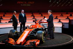 Yusuke Hasegawa, cadre supérieur, Honda, Eric Boullier, directeur de la compétition, McLaren, et le présentateur Simon Lazenby, sur scène pour la présentation de la McLaren MCL32