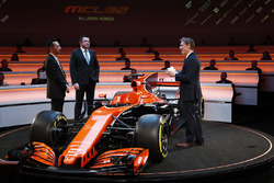 Yusuke Hasegawa, cadre supérieur, Honda, Eric Boullier, directeur de la compétition, McLaren, et le présentateur Simon Lazenby, sur scène pour la présentation de la McLaren MCL32