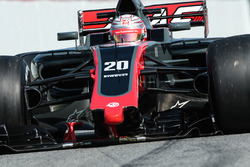Kevin Magnussen, Haas F1 Team VF-17 avec un aileron avant endommagé