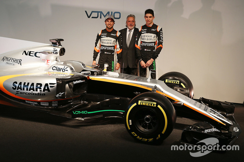Sergio Perez bersama Dr. Vijay Mallya, pemilik tim Sahara Force India F1 Team, dan Esteban Ocon