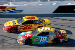 Kyle Busch, Joe Gibbs Racing, Toyota; Joey Logano, Team Penske, Ford