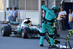 Lewis Hamilton, Mercedes AMG F1 F1 W08 fa un pit stop per sostituire la protezione per la testa