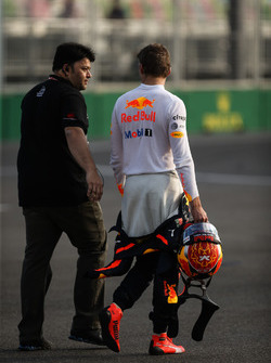 Max Verstappen, Red Bull Racing RB13 se ne va dopo l'incidente nelle FP2
