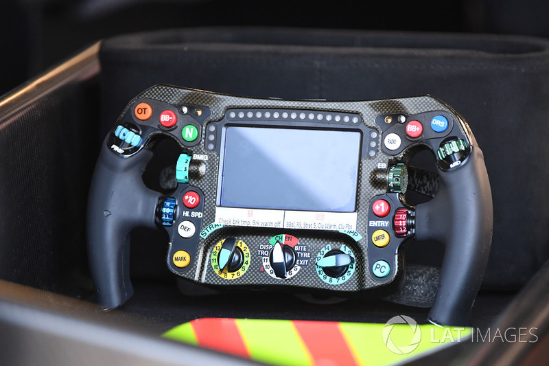 Mercedes AMG F1 W08 direksiyon