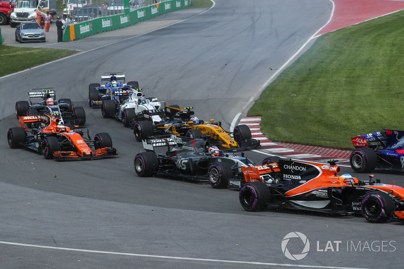 Fernando Alonso, McLaren MCL32 and Romain Grosjean, Haas F1 Team VF-17 at the start of the race