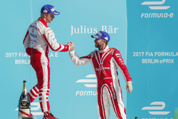 Nick Heidfeld, Mahindra Racing, feliciteert Felix Rosenqvist, Mahindra Racing, op het podium