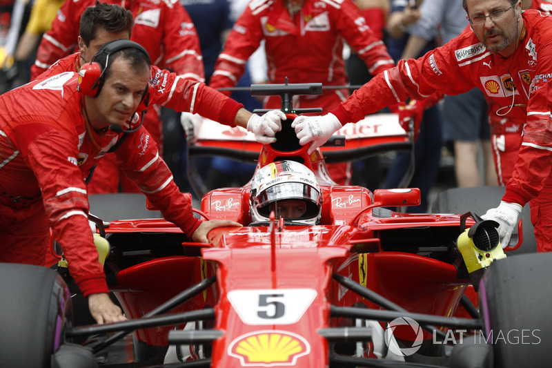 Sebastian Vettel, segundo no grid, tentaria ameaçar o inglês na prova para manter sua hegemonia no campeonato.