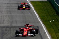 Kimi Raikkonen, Ferrari SF70H, Max Verstappen, Red Bull Racing RB13