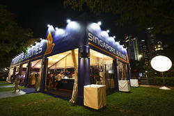 Шатер Singapore Airlines в фанзоне Ф1