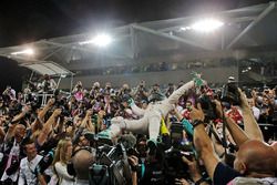 Nico Rosberg, Mercedes AMG F1 celebra con su esposa, Vivian Rosberg