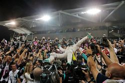 Nico Rosberg, Mercedes AMG F1 festeggia il suo Titolo Mondiale nel parco chiuso con il team e la mog