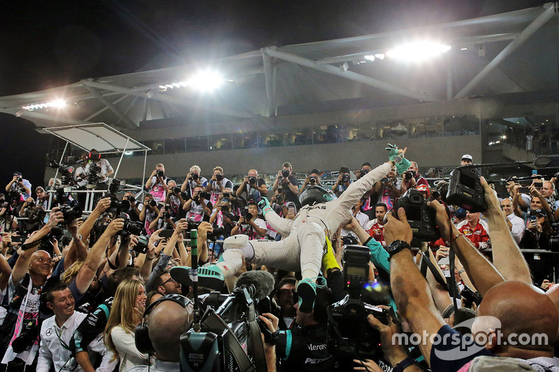 Nico Rosberg, Mercedes AMG F1 festeggia il suo Titolo Mondiale nel parco chiuso con il team e la moglie Vivian Rosberg