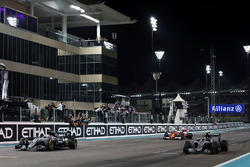 Il vincitore della gara Lewis Hamilton, Mercedes AMG F1 W07 Hybrid prende la bandiera a scacchi alla