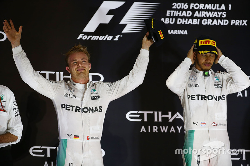 Podio: ganador de la carrera Lewis Hamilton, Mercedes AMG F1y Podio: segundo lugar y campeón del mun