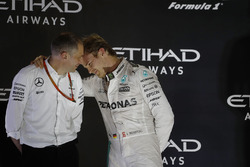 Podyum: ikinci sıra ve yeni Dünya Şampiyonu Nico Rosberg, Mercedes AMG F1 ve Tony Ross, Mercedes AMG