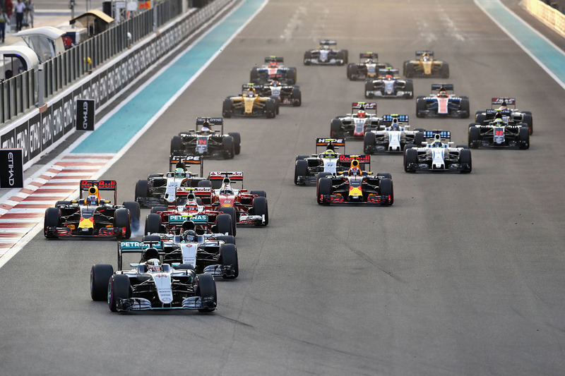 Lewis Hamilton, Mercedes AMG F1 W07 Hybrid conduce al inicio de la carrera