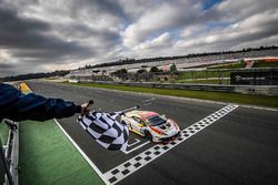 Adrian Amstutz, Patrick Kujala, Bonaldi Motorsport se lleva la bandera a cuadros