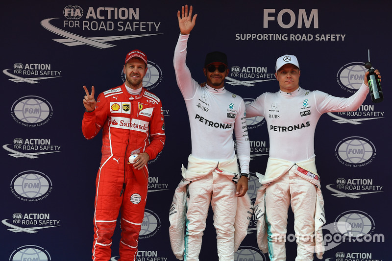 Sebastian Vettel, Ferrari; el poleman Lewis Hamilton, Mercedes AMG F1 y Valtteri Bottas, Mercedes AM