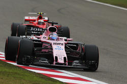 Sergio Perez, Force India VJM10, devant Kimi Raikkonen, Ferrari SF70H