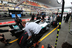 Lewis Hamilton, Mercedes AMG F1 W08, est ramené au garage