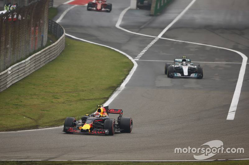 Max Verstappen, Red Bull Racing RB13, devant Valtteri Bottas, Mercedes AMG F1 W08 et Sebastian Vettel, Ferrari SF70H