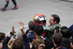 Max Verstappen, Red Bull, con su equipo y su padre Jos Verstappen