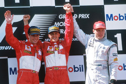 Podyum: Yarış galibi Michael Schumacher, Ferrari, 2. Eddie Irvine, Ferrari, 3. Mika Hakkinen, McLare