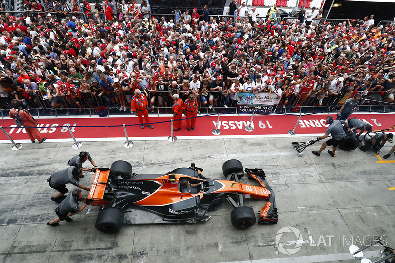 McLaren-team oefent de pitstop