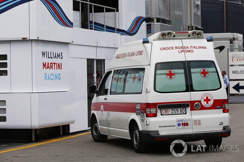Un ambulancia en el paddock
