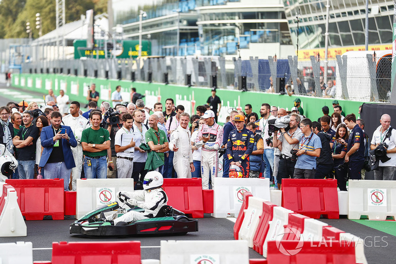 Sergio Perez, Force India, compite contra el futbolista Michel Salgado en kart