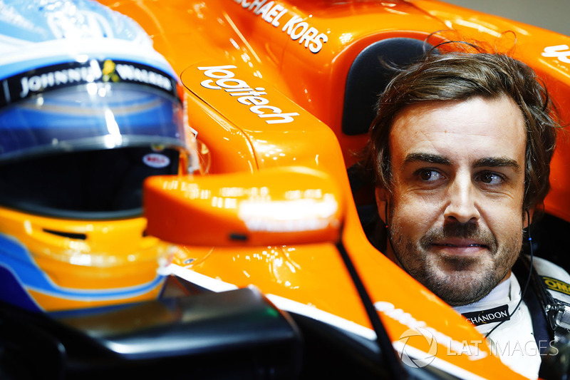 Fernando Alonso, McLaren MCL32, se sienta en su cabina