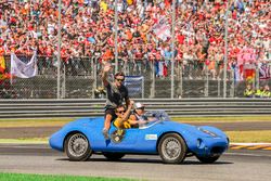 Fernando Alonso, McLaren, joins Jolyon Palmer, Renault Sport F1 Team, in the drivers parade