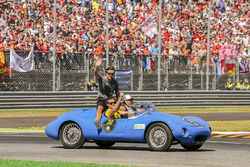 Fernando Alonso, McLaren, joins Jolyon Palmer, Renault Sport F1 Team, in the drivers parade